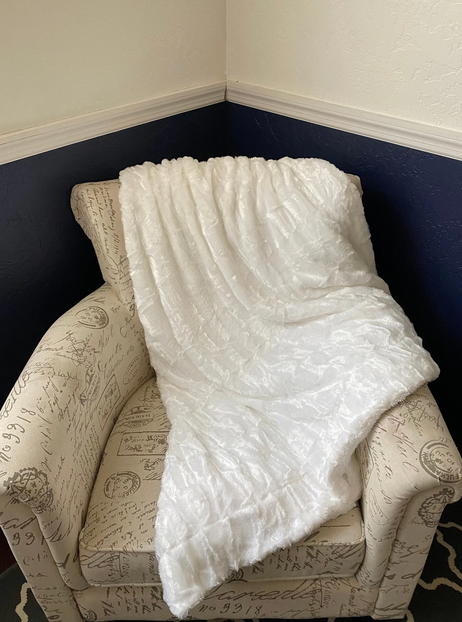 extra white deco white1 faux Sherpa throw